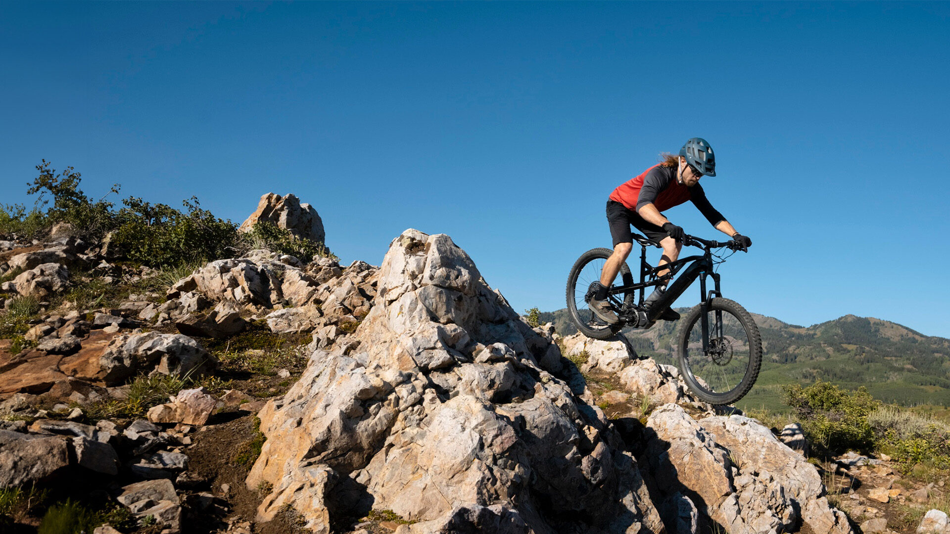 Ciclista de montaña practicando deporte de aventura en un entorno natural