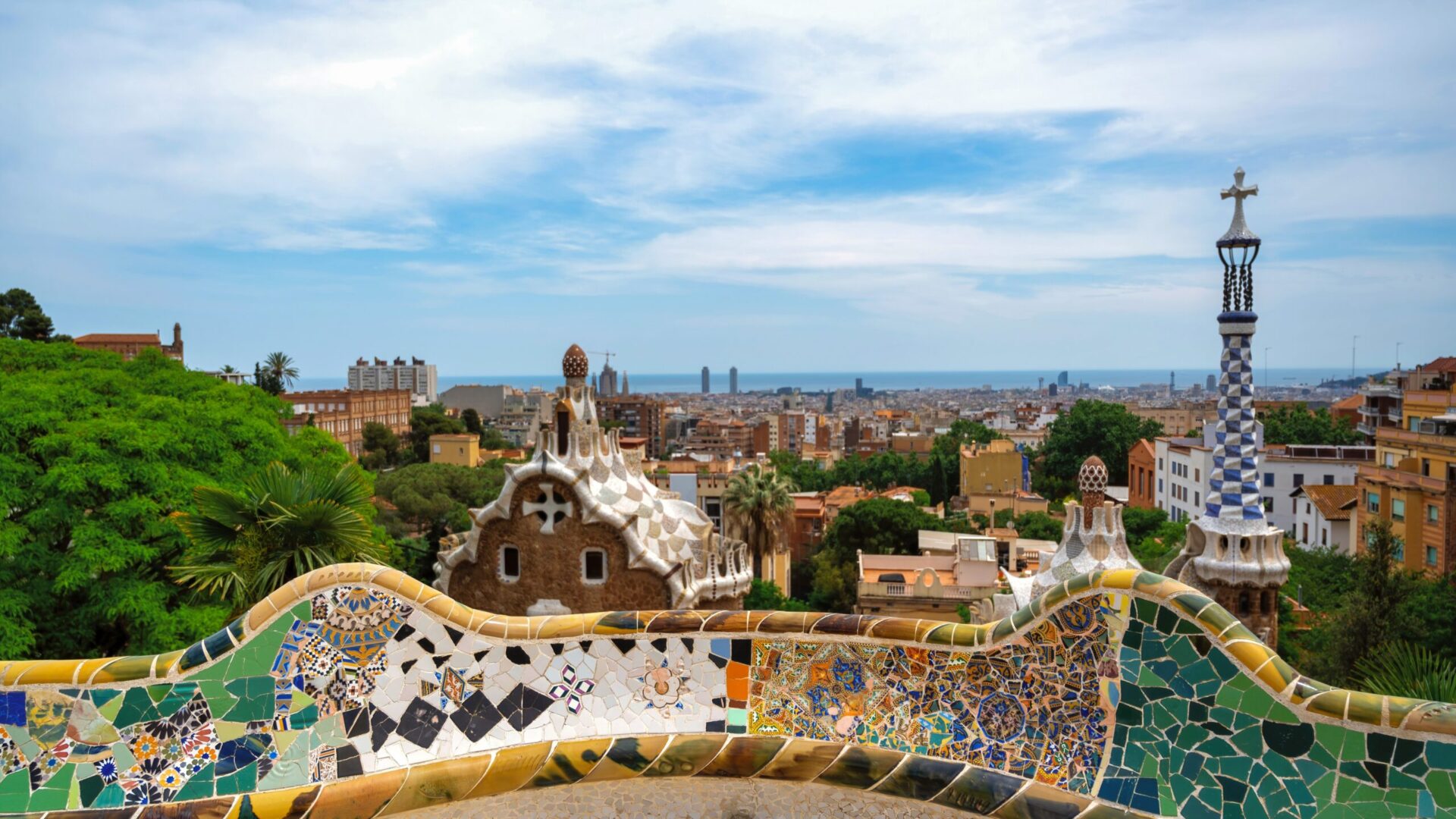 Vista panorámica de Barcelona con tejados de edificios desde el Parque Güell.
