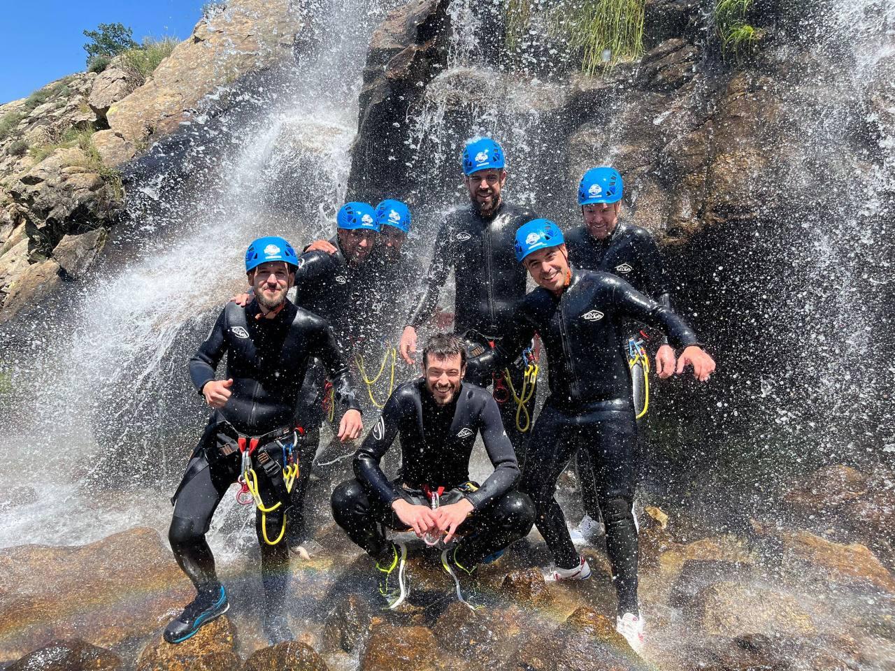 Grupo preparado para una experiencia de barranquismo acuático, una aventura divertida para celebrar un cumpleaños diferente