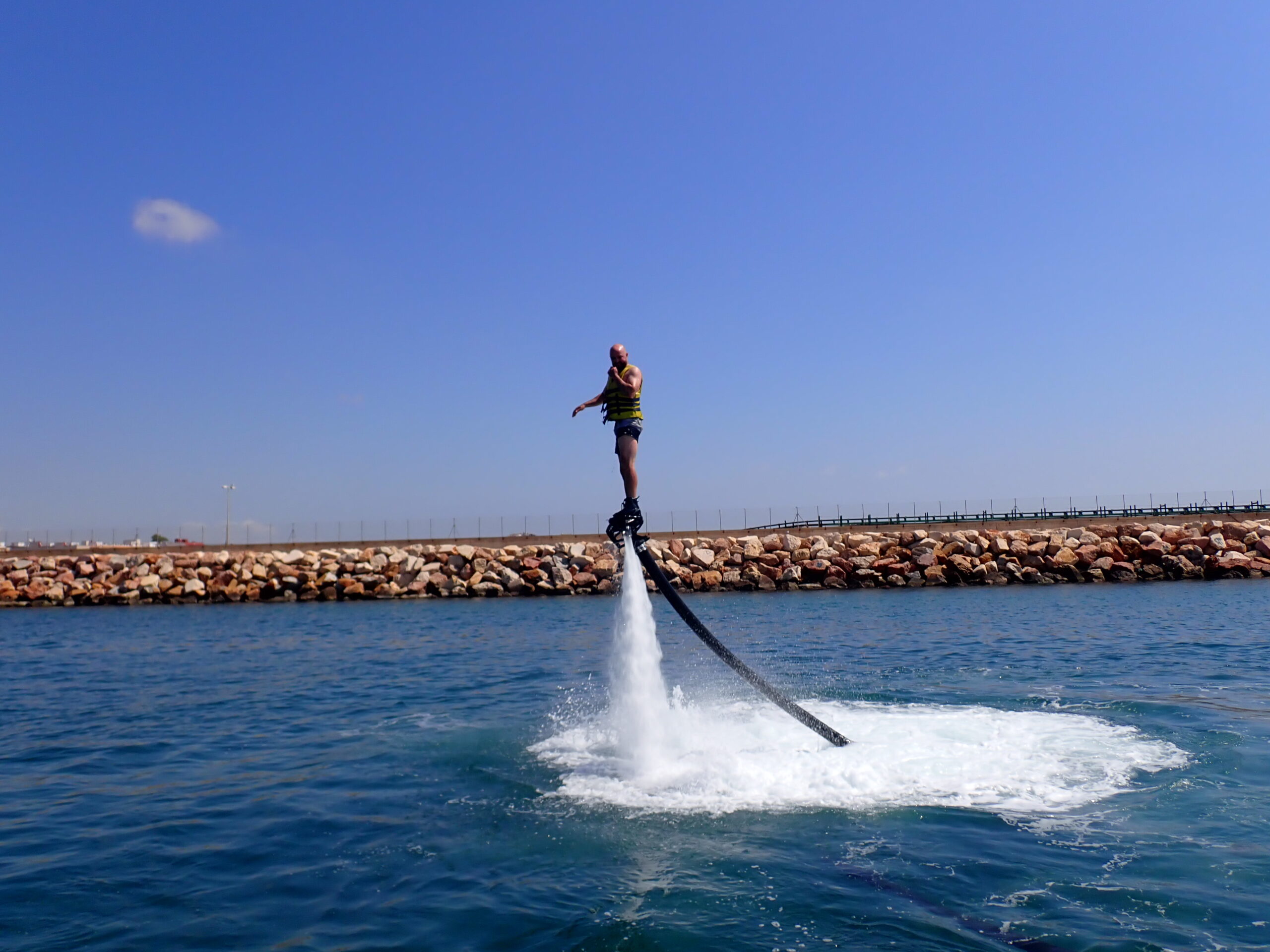 Experiencia de flyboard en el mar, una propuesta emocionante para regalar en un cumpleaños