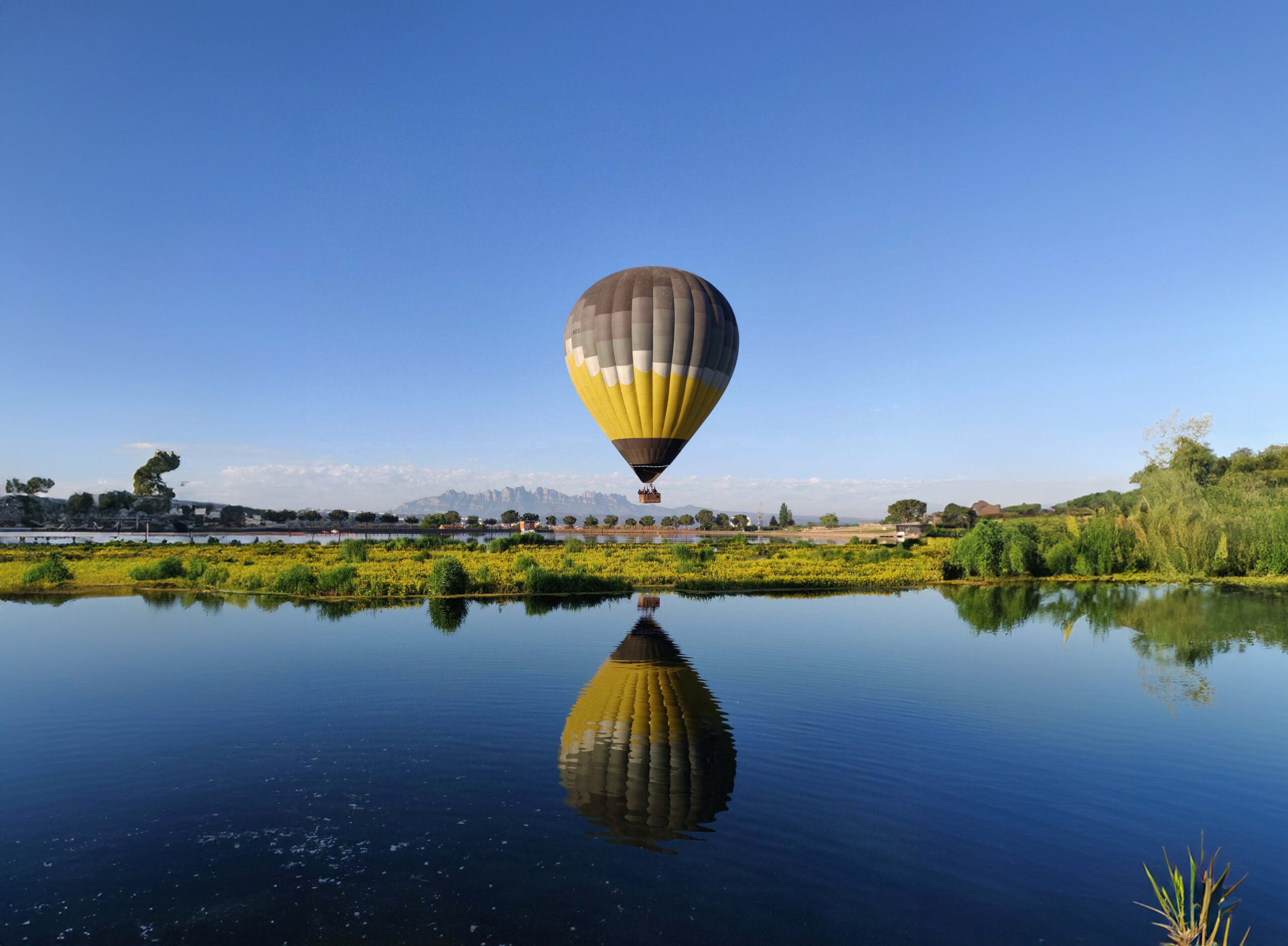 Paseo en globo aerostático sobre un paisaje natural, una experiencia tranquila para regalar en un cumpleaños especial