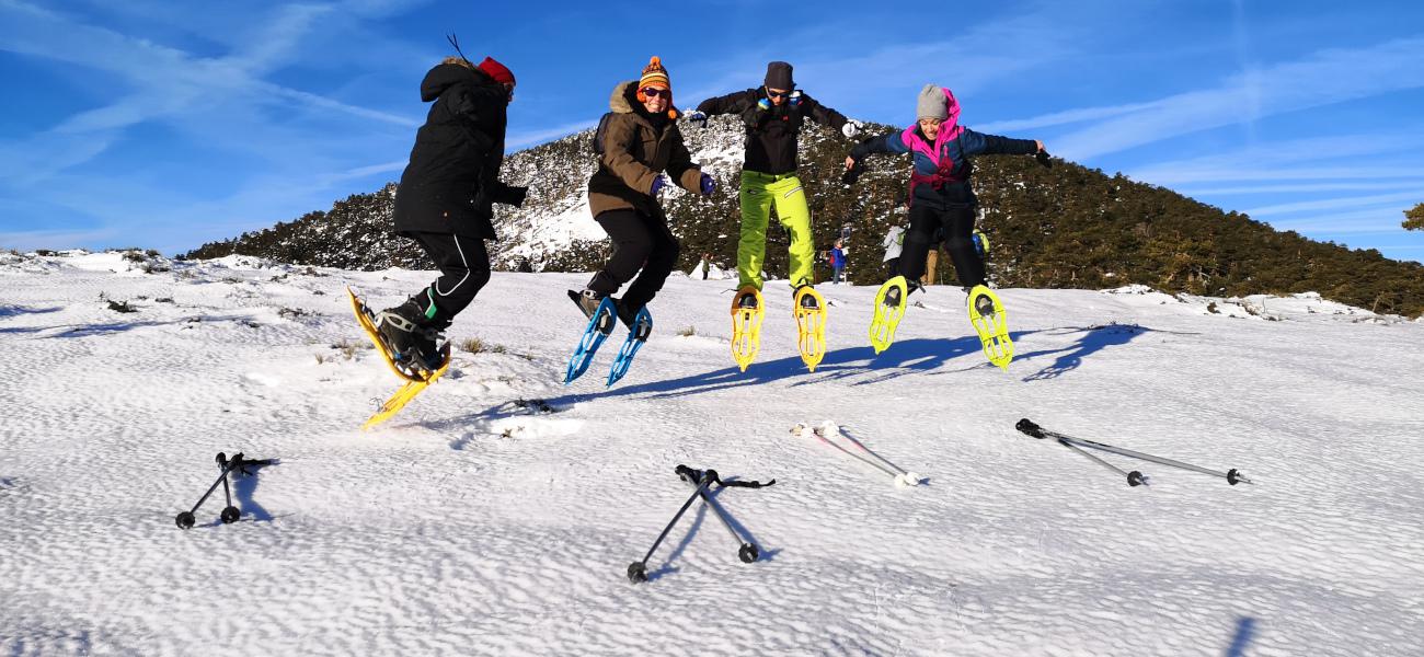 Amigos disfrutando de una excursion en raquetas de nieve