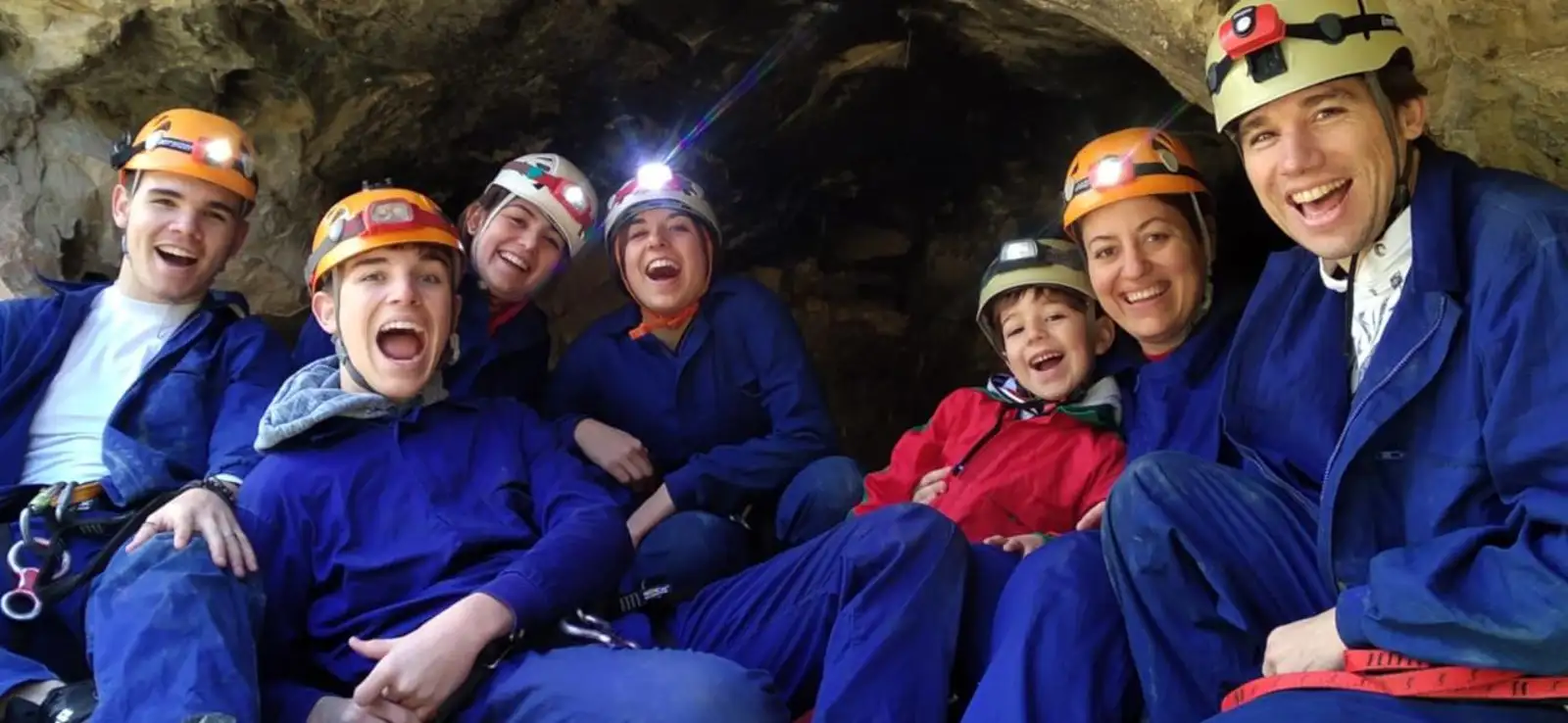 Familia haciendo una actividad de espeleologìa en España