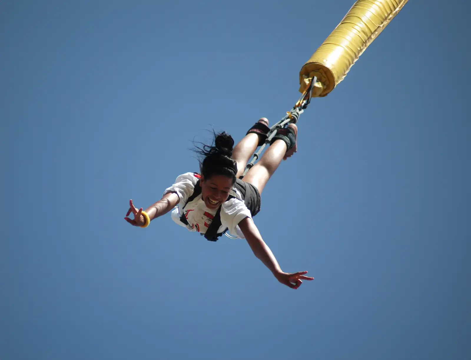 Persona practicando bungee jumping en una experiencia de multiaventura al aire libre.