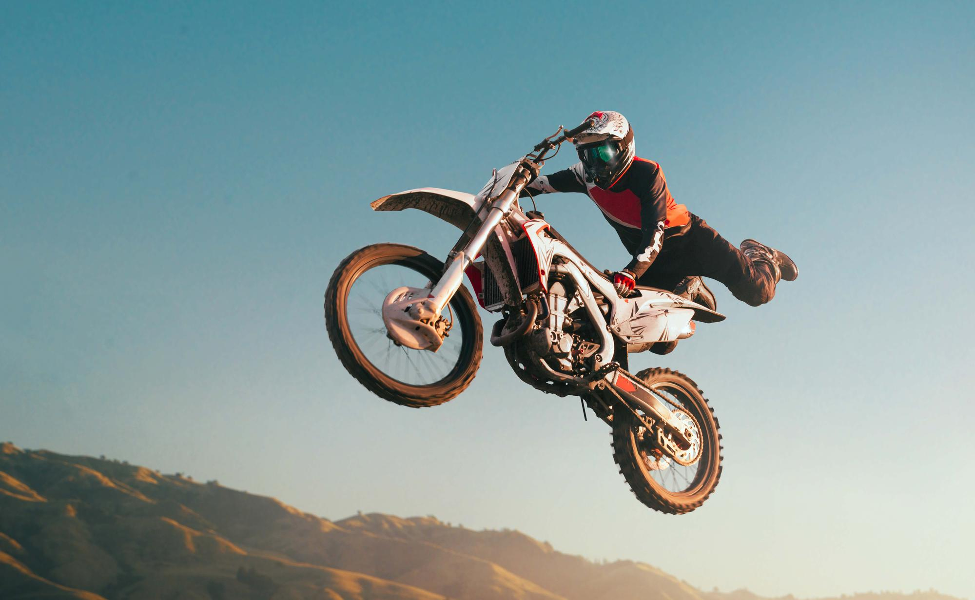 Foto de un salto en motocross