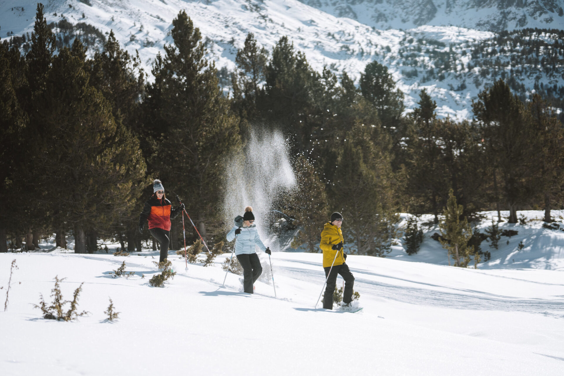 Andorra en invierno con actividades de aventura más allá del esquí en un paisaje nevado de montaña