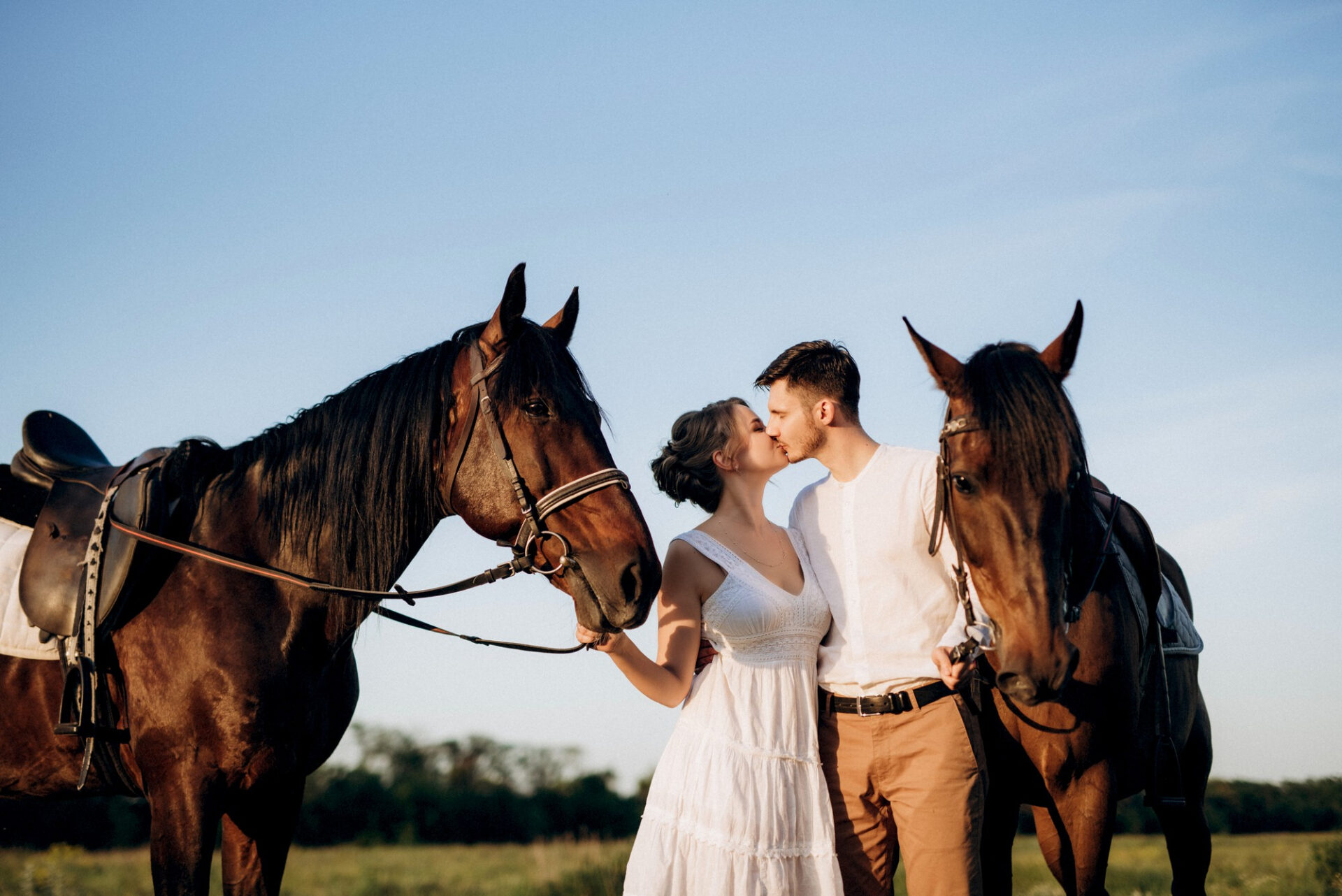 Pareja romántica disfrutando de un paseo a caballo en la naturaleza como actividad para celebrar San Valentín.