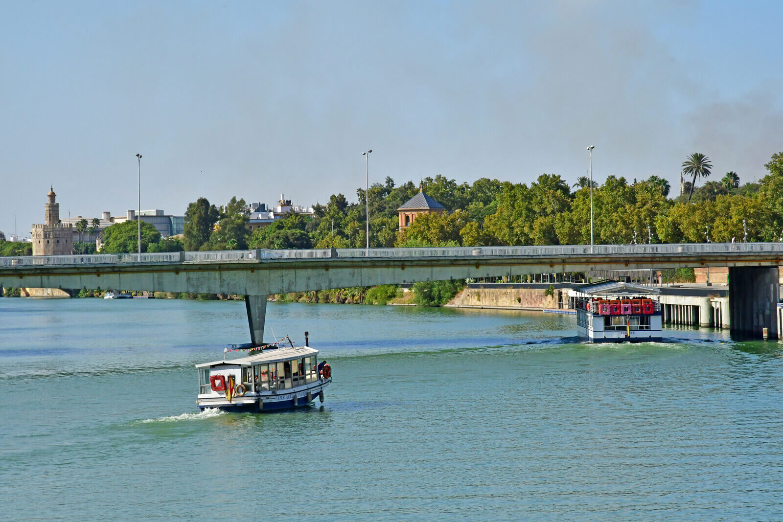 Paseo en barco por el Guadalquivir para disfrutar de las vistas panorámicas de Sevilla desde el río.