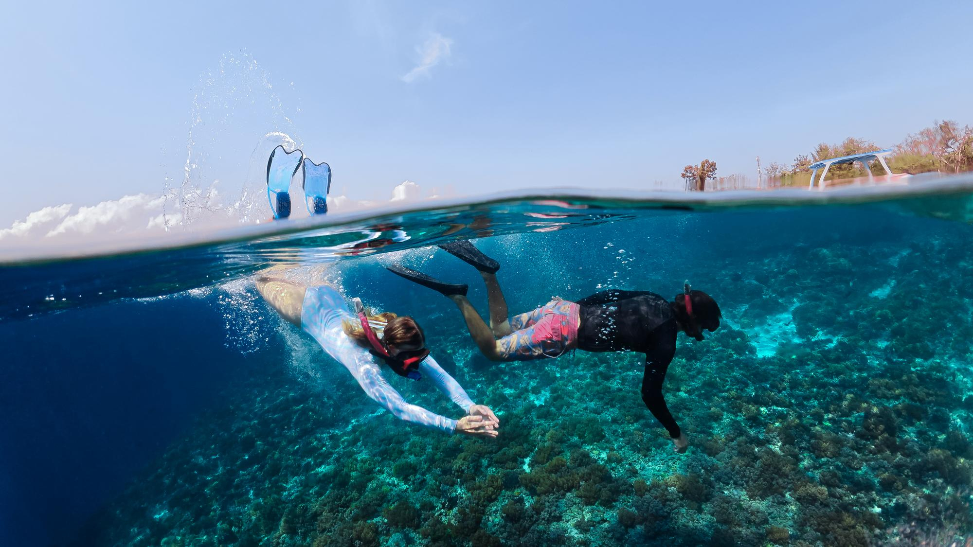 Dos personas haciendo snorkel en las Canarias.